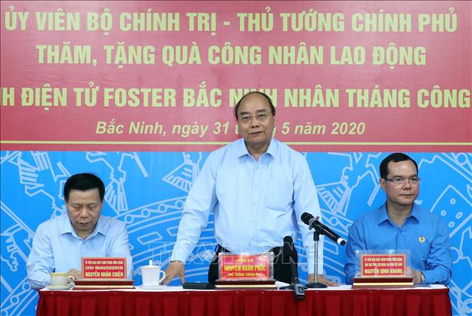 Thủ tướng Nguyễn Xuân Phúc làm việc với lãnh đạo Công ty TNHH Điện tử Foster (Việt Nam). Ảnh: Thống Nhất/TTXVN