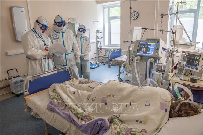 Nhân viên y tế điều trị cho bệnh nhân COVID-19 tại bệnh viện ở Tver, Nga, ngày 30/5/2020. Ảnh: THX/ TTXVN