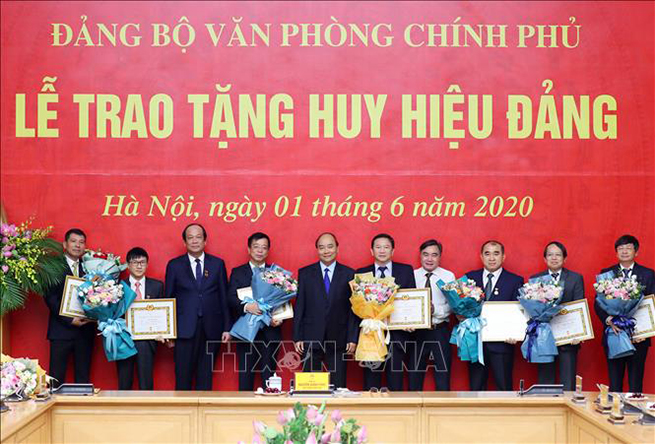 Thủ tướng trao Huy hiệu 40 năm, 30 năm tuổi Đảng cho các đảng viên Văn phòng Chính phủ