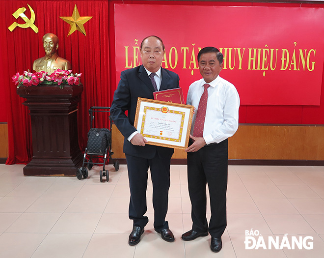 Trao Huy hiệu 55 năm tuổi Đảng cho nguyên Chủ nhiệm Ủy ban Kiểm tra Trung ương Nguyễn Văn Chi