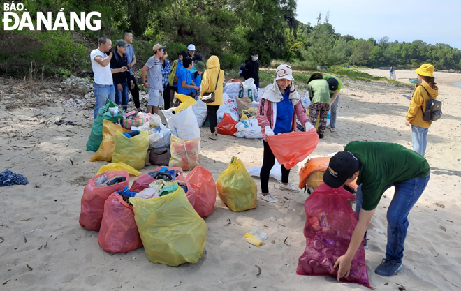Hơn 200 người tham gia dọn vệ sinh các bãi biển và bán đảo Sơn Trà