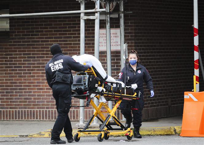 Nhân viên y tế chuyển bệnh nhân mắc Covid-19 vào một bệnh viện ở New York, Mỹ ngày 11-5-2020. Ảnh: THX/TTXVN