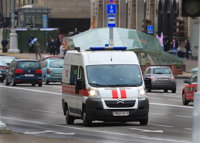 Xe cứu thương di chuyển trên đường phố tại Minsk, Belarus ngày 22-5-2020. Ảnh: THX/ TTXVN