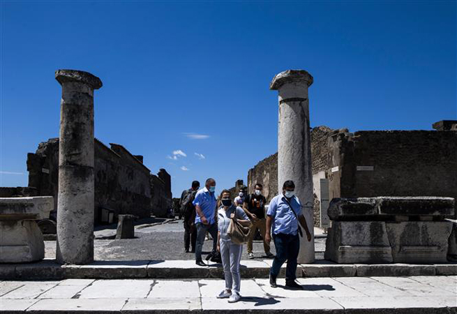 Khách thăm quan khu di tích Pompei của Italy ngày 26-5-2020, ngày đầu tiên mở cửa trở lại sau một thời gian ngừng đón khách do dịch Covid-19. Ảnh: AFP/TTXVN