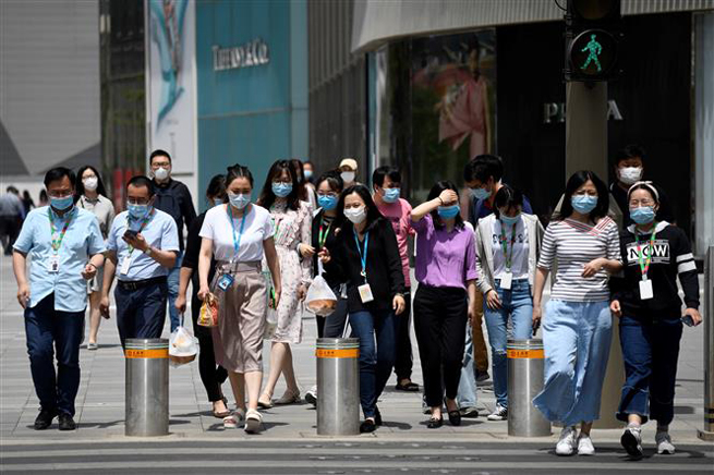 Người dân đeo khẩu trang phòng dịch Covid-19 tại Bắc Kinh, Trung Quốc ngày 20-5-2020. Ảnh: AFP/TTXVN