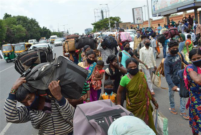 Người lao động nhập cư chờ lên xe buýt tại Bangalore, Ấn Độ ngày 23-5-2020 trong bối cảnh dịch Covid-19 lan rộng. Ảnh: THX/ TTXVN