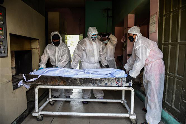Chuyển thi thể bệnh nhân tử vong do Covid-19 tại Manila, Philippines. Ảnh: AFP/TTXVN