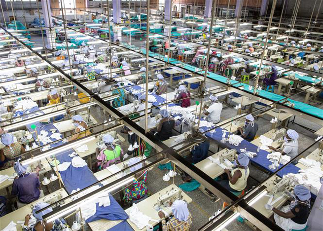 Công nhân làm việc tại nhà máy sản xuất đồ bảo hộ phòng dịch Covid-19 tại Accra, Ghana ngày 17-4-2020. Ảnh: AFP/ TTXVN