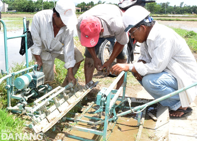 Farmers learning how to operate the rice transplanter