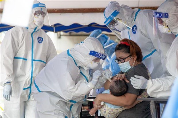 Conducting Covid-19 test in Malaysia (Source: xinhua/VNA)