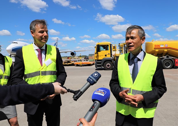 Vietnamese Ambassador to Germany Nguyen Minh Vu (R) and Administrator for the district of North Saxony Kai Emmanuel at the hand-over ceremony at Leipzig airport on May 29 (Photo: VNA)