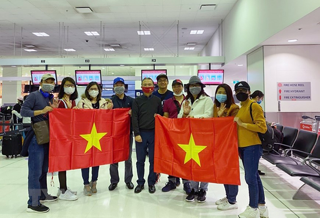 •       Đại sứ Việt Nam tại Australia Ngô Hướng Nam và các công dân Việt Nam tại sân bay quốc tế Sydney, ngày 1-6-2020. (Ảnh: TTXVN phát)