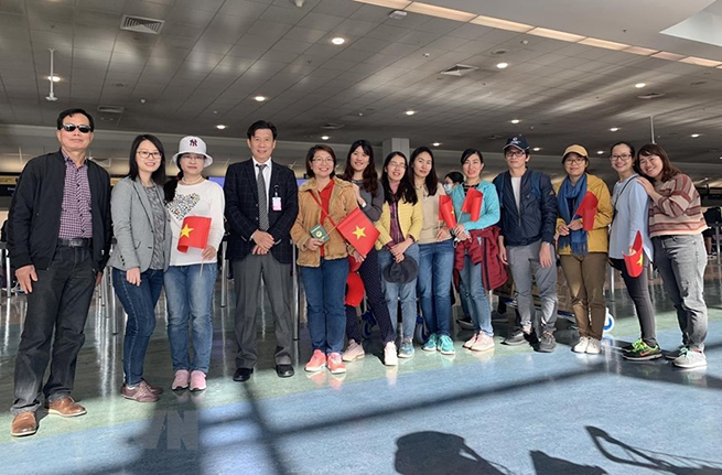 •       Đại sứ Việt Nam tại New Zealand Tạ Văn Thông (thứ tư, từ trái sang) với các công dân Việt Nam ở sân bay Auckland chuẩn bị bay sang Sydney (Australia) để đáp chuyến bay của Vietnam Airlines về nước. (Ảnh: TTXVN phát)