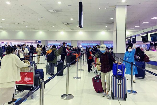 •       Công dân Việt Nam xếp hàng làm thủ tục lên máy bay của Vietnam Airlines tại sân bay quốc tế Sydney để khởi hành về nước, ngày 1-6-2020. (Ảnh: TTXVN phát)