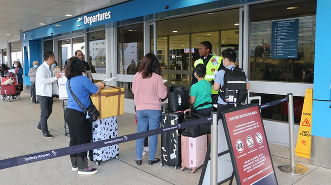 •       Công dân Việt Nam xuất trình giấy tờ để vào làm thủ tục xuất cảnh tại sân bay quốc tế Sydney, ngày 1-6-2020. (Ảnh: Nguyễn Minh/TTXVN)