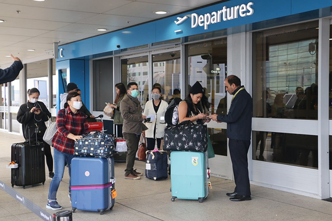 •       Công dân Việt Nam xuất trình giấy tờ để vào làm thủ tục xuất cảnh tại sân bay quốc tế Sydney, ngày 1-6-2020. (Ảnh: Nguyễn Minh/TTXVN)