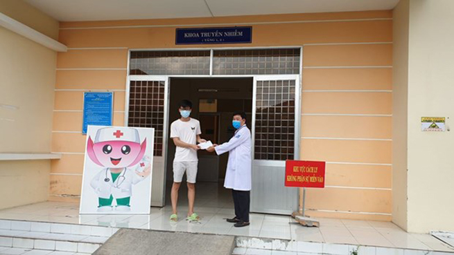 Bệnh nhân tại Bệnh viện Đa khoa Sa Đéc, tỉnh Đồng Tháp được công bố khỏi bệnh. (Ảnh: PV/Vietnam+)