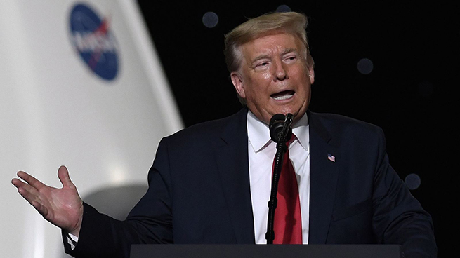 Ông Trump phát biểu tại Mũi Canaveral, Florida tối ngày 30-5. Ảnh: Getty Images
