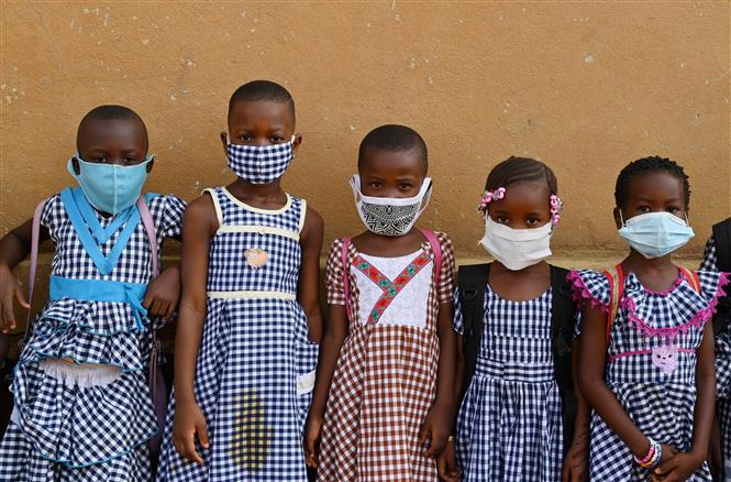 Trẻ em đeo khẩu trang phòng lây nhiễm Covid-19 tại Abidjan, Cote d'Ivoire, ngày 25-5-2020. Ảnh: AFP/ TTXVN