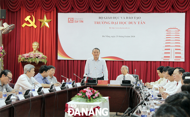 Sự quan tâm sâu sắc của thành phố Đà Nẵng là động lực để Trường Đại học Duy Tân đạt được nhiều thành tựu trong nhiệm kỳ vừa qua. TRONG ẢNH: Ủy viên Trung ương Đảng, Bí thư Thành ủy Trương Quang Nghĩa (đứng) làm việc với lãnh đạo Trường Đại học Duy Tân năm 2017.