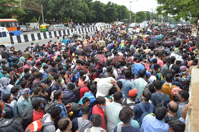 Người lao động nhập cư chờ lên xe buýt tại Bangalore, Ấn Độ ngày 23/5/2020 trong bối cảnh dịch COVID-19 lan rộng. Ảnh: THX/ TTXVN