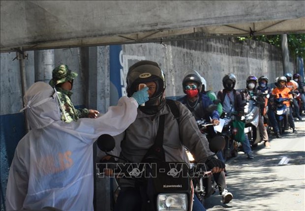 Checking body temprature in the Philippines (Photo: VNA)