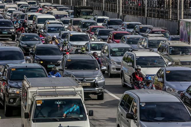 Các phương tiện lưu thông trên đường phố ở Manila, Philippines ngày 1/6/2020. Ảnh: THX/TTXVN