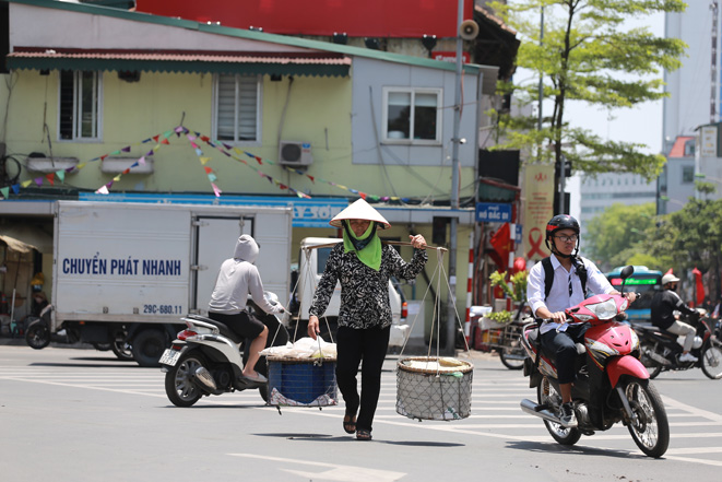 Hà Nội có nắng nóng với nền nhiệt độ cao nhất phổ biến 35-38 độ C.