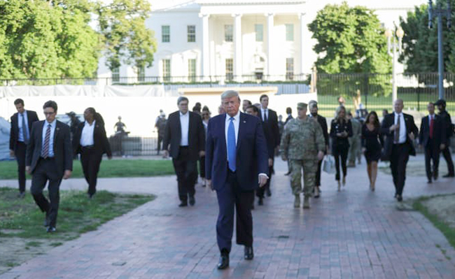 Tổng thống Donald Trump đi bộ từ Nhà Trắng đến thăm nhà thờ St. John’s Episcopal ngày 1/6. Ảnh: Reuters