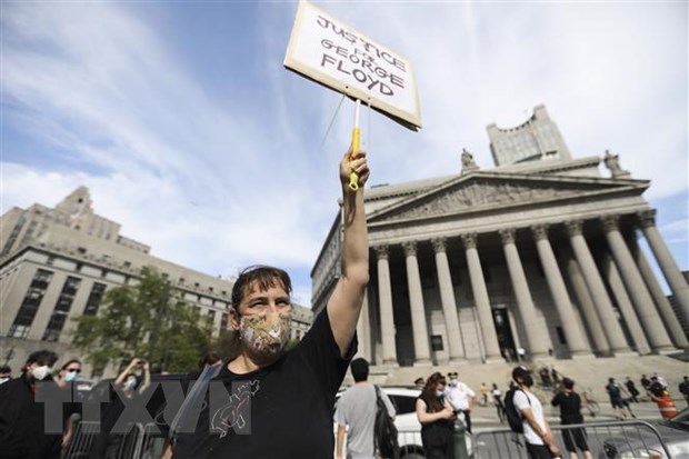 Người biểu tình tuần hành trên quảng trường Foley, Hạ Manhattan, New York (Mỹ) ngày 29/5/2020, bày tỏ phẫn nộ trước cái chết của người da màu George Floyd. (Nguồn: THX/TTXVN)