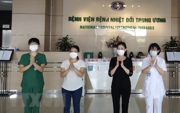 Các bệnh nhân mắc COVID-19 được Bệnh viện Bệnh Nhiệt đới Trung ương công bố khỏi bệnh ngày 21/5. (Ảnh: TTXVN/Vietnam+)