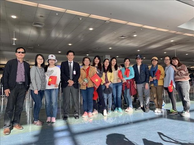 Vietnamese Ambassador to New Zealand Ta Van Thong (fourth, from left) and Vietnamese citizens at the Auckland Airport (Photo: VNA)