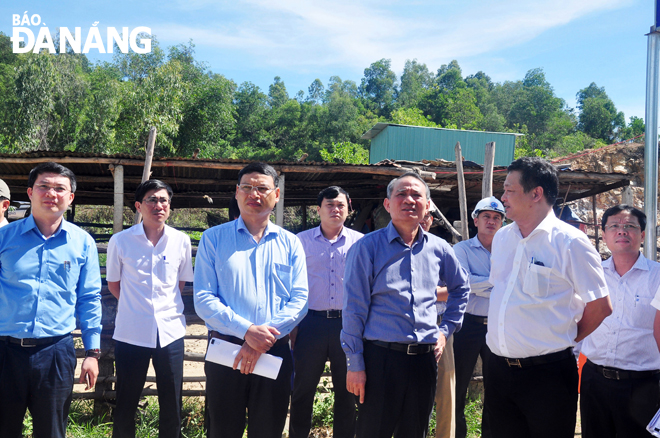 Bí thư Thành ủy Trương Quang Nghĩa (thứ 2, từ phải sang) kiểm tra thực tế dự án Nhà máy nước Hòa Liên.      Ảnh: THÀNH LÂN