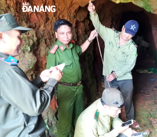 Các lực lượng chức năng của huyện Hòa Vang đo đạc, đánh dấu các vị trí có hầm khai thác vàng trái phép trong đợt kiểm tra, truy quét vừa qua. (Ảnh do Hạt Kiểm lâm Hòa Vang cung cấp)