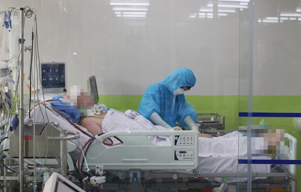 A health worker tends to Patient 91 at the Cho Ray Hospital in HCM City. The patient, the most severe case so far, has shown much improvement (Photo: VNA)