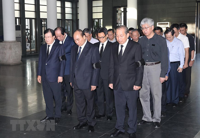 •       Thủ tướng Nguyễn Xuân Phúc dẫn đầu đoàn Chính phủ đến viếng đồng chí Vũ Mão. (Ảnh: Trọng Đức/TTXVN)