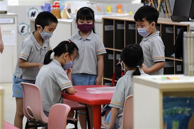 Trẻ em đeo khẩu trang phòng lây nhiễm Covid-19 tại một lớp học ở Singapore, ngày 2-6-2020. Ảnh: AFP/TTXVN