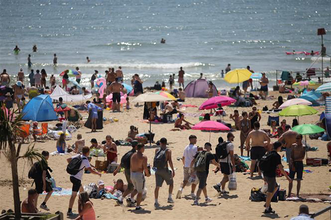 Người dân nghỉ dưỡng tại bãi biển ở Bournemouth, Anh ngày 30-5-2020. Ảnh: THX/TTXVN