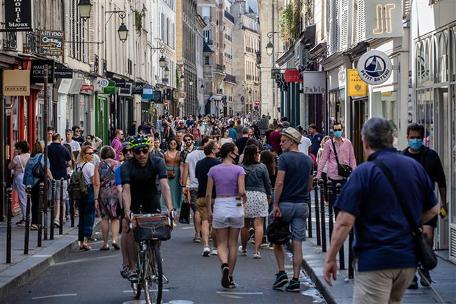 Người dân đi bộ trên phố ở Paris, Pháp ngày 31-5-2020. Ảnh: THX/TTXVN