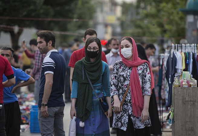 Người dân đeo khẩu trang phòng lây nhiễm Covid-19 tại Tehran, Iran ngày 30-5-2020. Ảnh: THX/ TTXVN