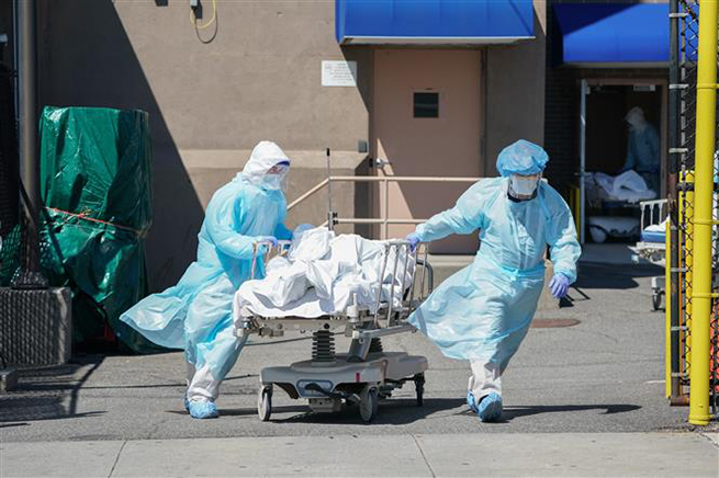 Nhân viên y tế chuyển bệnh nhân Covid-19 tới bệnh viện ở Brooklyn, New York, Mỹ ngày 6-4-2020. Ảnh: AFP/ TTXVN