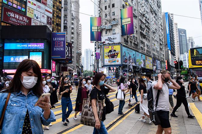 Người dân đeo khẩu trang phòng dịch Covid-19 tại Hong Kong, Trung Quốc ngày 13-5-2020. Ảnh: AFP/TTXVN