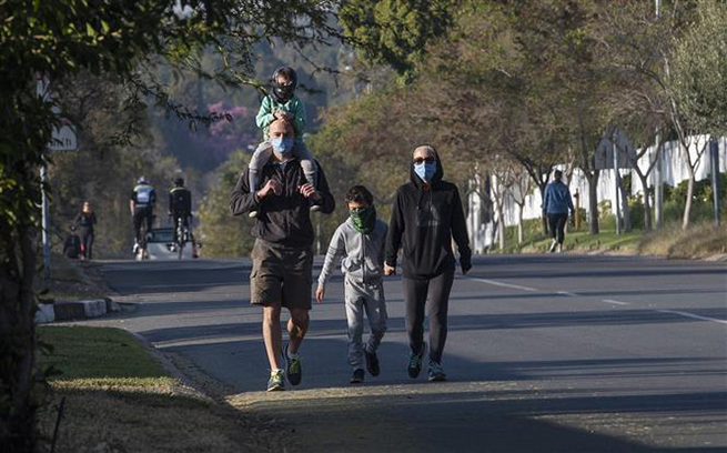 Người dân đeo khẩu trang phòng lây nhiễm Covid-19 tại Johannesburg, Nam Phi ngày 22-5-2020. Ảnh: THX/ TTXVN