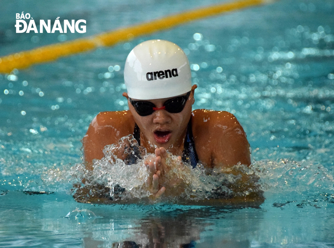 Local swimmer Le Thi Nhu Quynh
