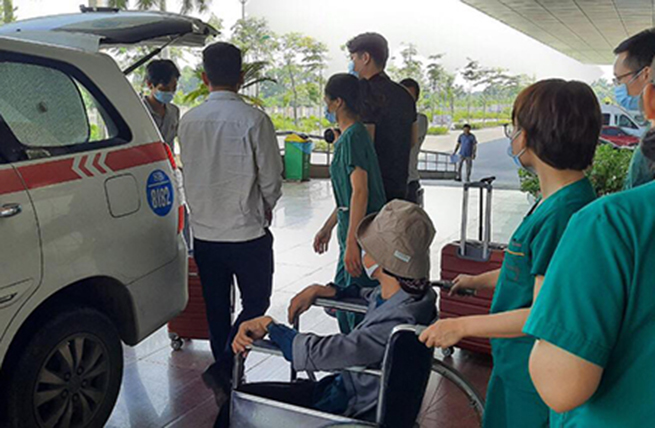 Các y bác sĩ tiến chân bệnh nhân ra xe để kịp ra sân bay.