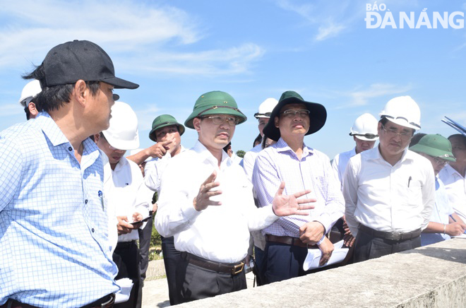 Phó Bí thư Thường trực Nguyễn Văn Quảng giao các sở, ngành, đơn vị liên quan nghiên cứu nâng cao khả năng dự trữ nước của hồ Hòa Trung để tăng cường cấp nước sinh hoạt. Ảnh: HOÀNG HIỆP