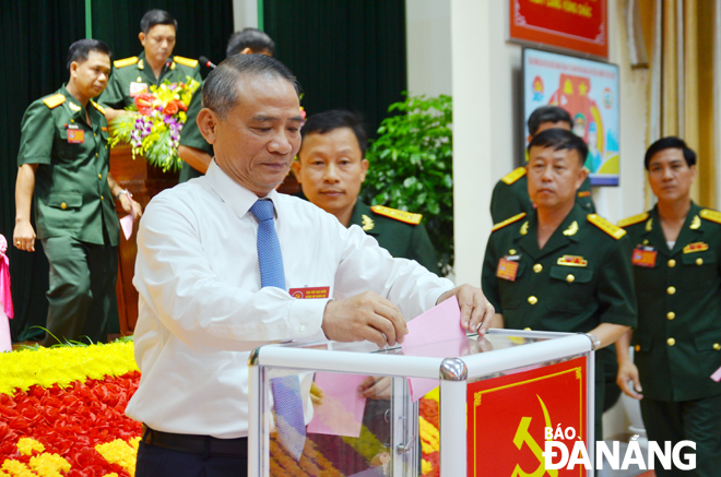 Bí thư Thành ủy Trương Quang Nghĩa bỏ phiếu bầu Ban Chấp hành Đảng bộ Quân sự nhiệm kỳ 2020-2025. Ảnh: N.P	