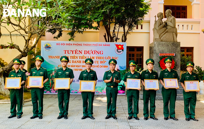 Bộ đội Biên phòng thành phố không ngừng đổi mới công tác thi đua.  Trong ảnh: Đại tá Đỗ Văn Đông (giữa) trao thưởng cho các tập thể và cá nhân có nhiều thành tích trong phong trào thi đua 6 tháng đầu năm 2020. Ảnh: B.V