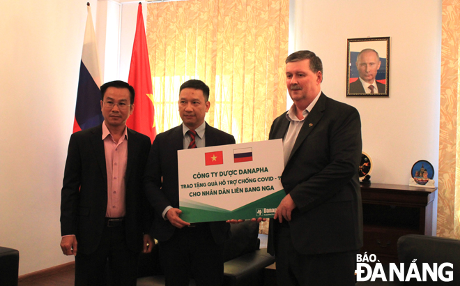Lãnh đạo Công ty CP Dược Danapha (giữa) trao quà hỗ trợ chống Covid-19 cho Lãnh sự quán Liên bang Nga tại Đà Nẵng. Ảnh: KHANG NINH	