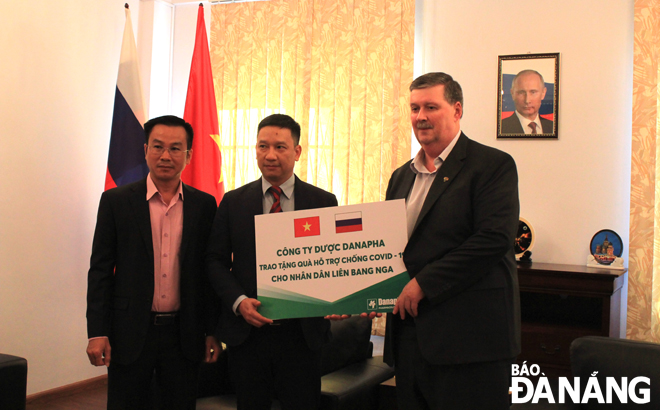 Leader of the Danapha Pharmaceutical JSC (centre) handing donations to Russian Consul General Plam Andrey Yurievich (right) 